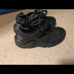 Black Huarache low tops big kids size 7 Nike